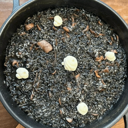 Arroz de Montaña negro con ingredientes Andorranos - Cal Tonet