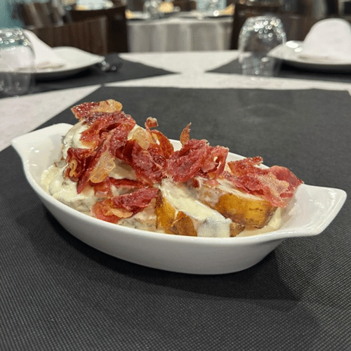 Patatas con Salsa de Queso y Crujiente de Jamón Ibérico