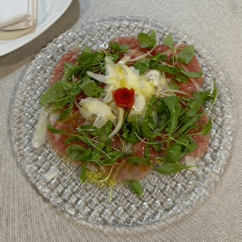 Carpaccio de ternera, parmesano y rúcula